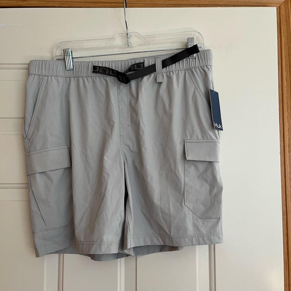 New men’s Huk Creekbed gray cargo fishing short with adjustable belt. Size large